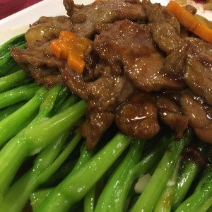 Carne en hojas de mostaza