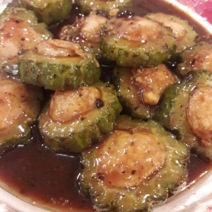 Pepino amargo relleno de pescado en salsa de frijoles negros