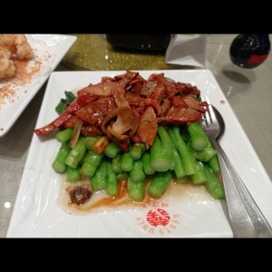 Puerco asado con hojas de mostaza