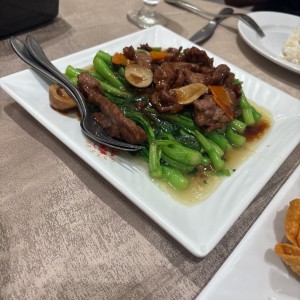 Carne con hoja de mostaza