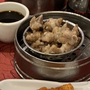 Costilla de puerco con frijoles negros