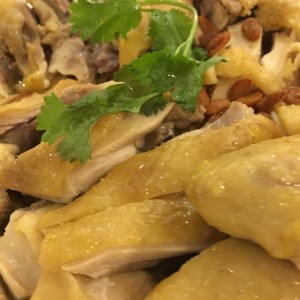 Gallina de patio con cebollina y gengibre.