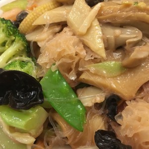 fideos transparentes con vegetales.