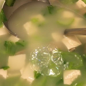 sopa de bolitas de pescado.