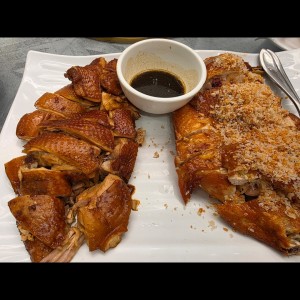 bandeja de pollos al vino y frito