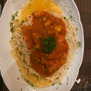 Spaguetti con salsa roja de langostinos y almejas