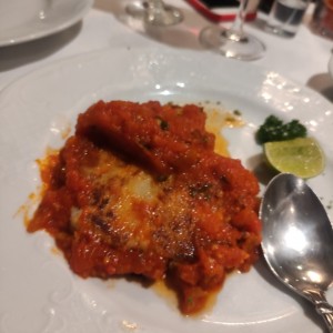 Filete de mero en salsa de tomate y albahaca