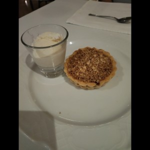 Pastel de nuez con helado de vainilla