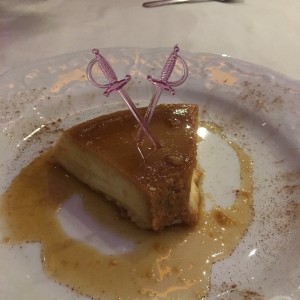 flan de la casa ( tiene canela )