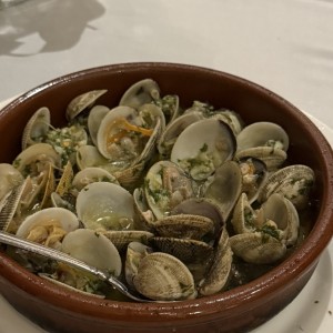Almejas a la Marinara o al Vino