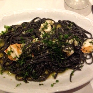 Pasta con tinta de calamar y langostinos