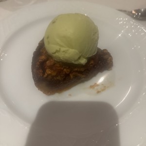 Pastel de nuez con helado de fistachio