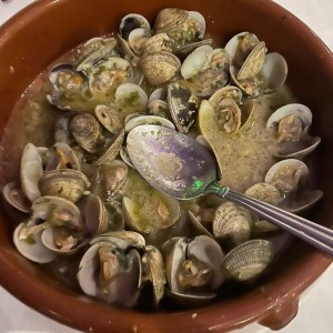 Almejas al ajillo