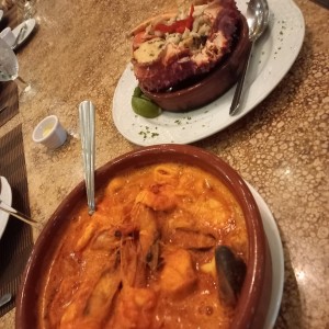 Centollo y mariscos en salsa roja