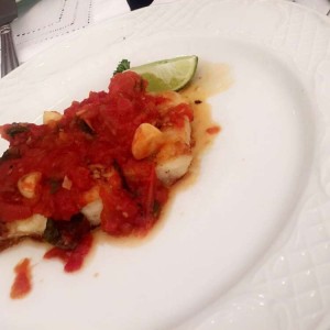 corvina con salsa de tomate y albahacas