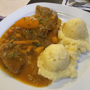 Lengua guisada con pure de papas