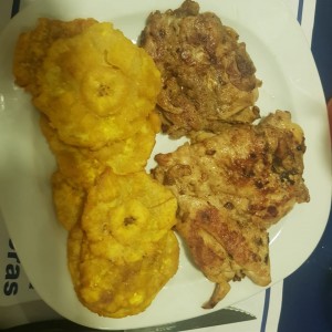 pechuga a la parrila con patacones
