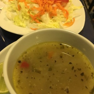Consome y ensalada de casa