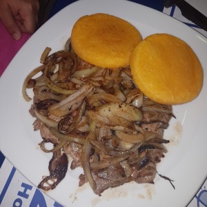 bistec encebollado