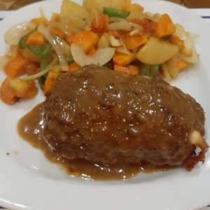 filete cordon blue con vegetales salteados