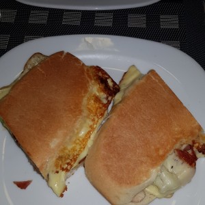 emparedado de filete, mozarella y tocino