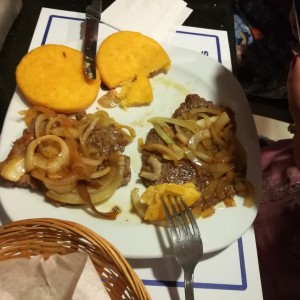 Bistec de Carne encebollado