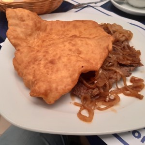 Bistec encebollado con hojaldre