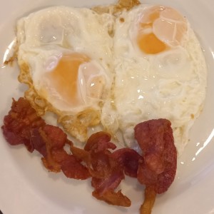Par de huevos Fritos con tocino