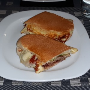 Emparedado de filete, bacon y Mozzarela