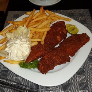 Corvina apanada con papas fritas