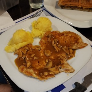 Filete de pollo en salsa de Hongos