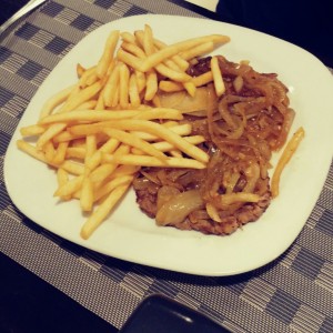 bistec encebollado con papas