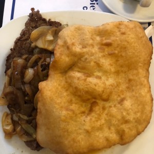 bistec encebollado y hojaldre