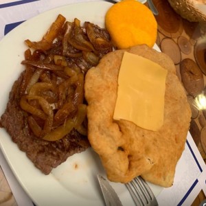 Bistec encebollado con hojaldre
