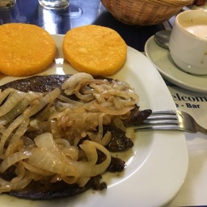 higado encebollado con tortillas y cafe con leche