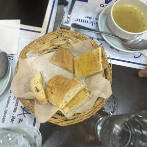 Caldo y pan de la casa
