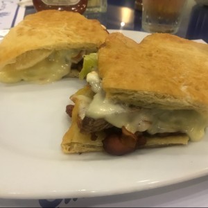 Exquisito Emparedado de Hojaldra de Filete de res, bacon y mozarella.