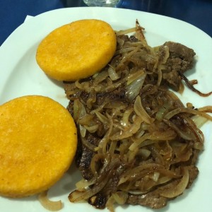 Bistec de higado con tortillas.