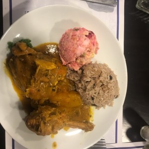 gallina con arroz y ensalada de papas