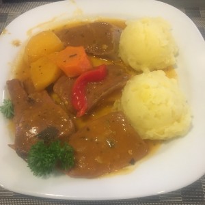 lengua en salsa con pure