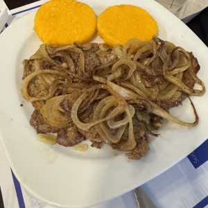 Carnes - Bistec Encebollado con Tortillas fritas