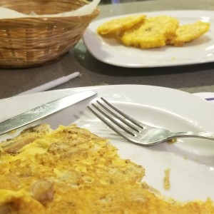 omelette con hongos y patacones