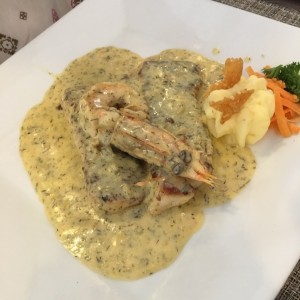pescado en salsa de camaron