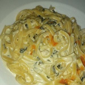 Fetucini con pollo en salsa de pesto