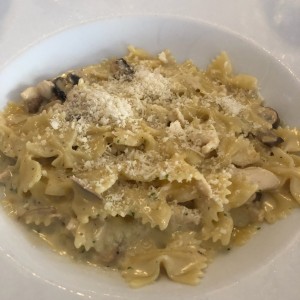 farfalle con pollo y hongos en salsa blanca