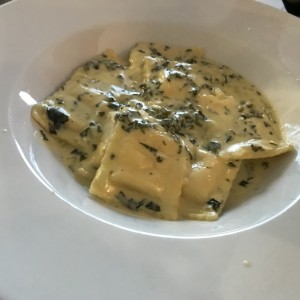 ravioli en crema de espinaca