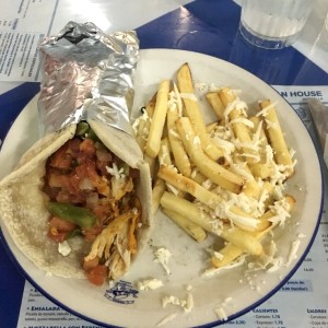 gyro de pollo/ tzatziki aparte extra de feta