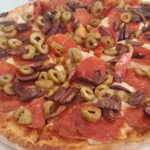 pizza de pepperoni con aceitunas negras y verdes