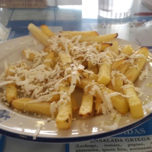 Papas con queso feta