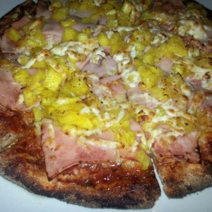 Pizza hawaiana con queso feta al entrar